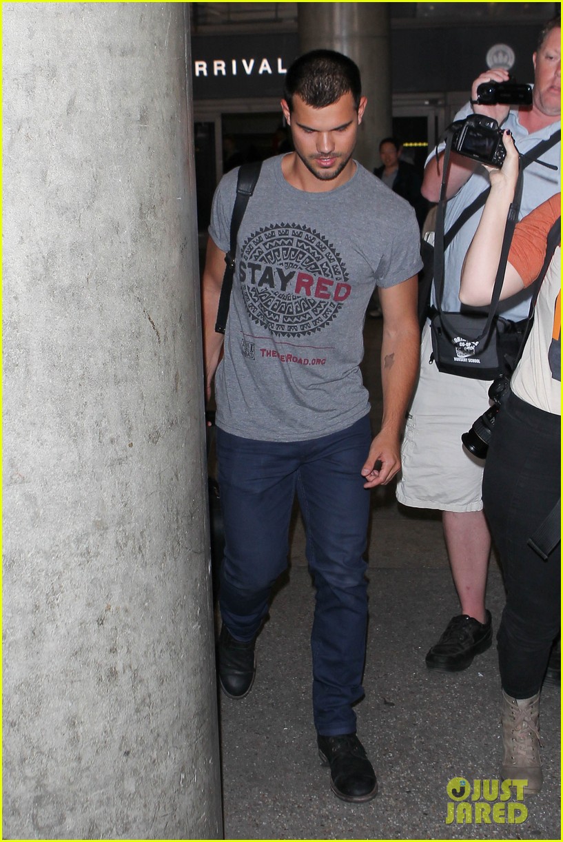 taylor lautner shows support for native american culture 09