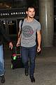 taylor lautner shows support for native american culture 01