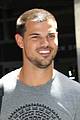taylor lautner shows support for native american culture 04