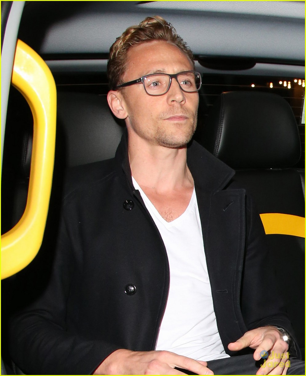tom hiddleston elizabeth olsen step out on date night 02