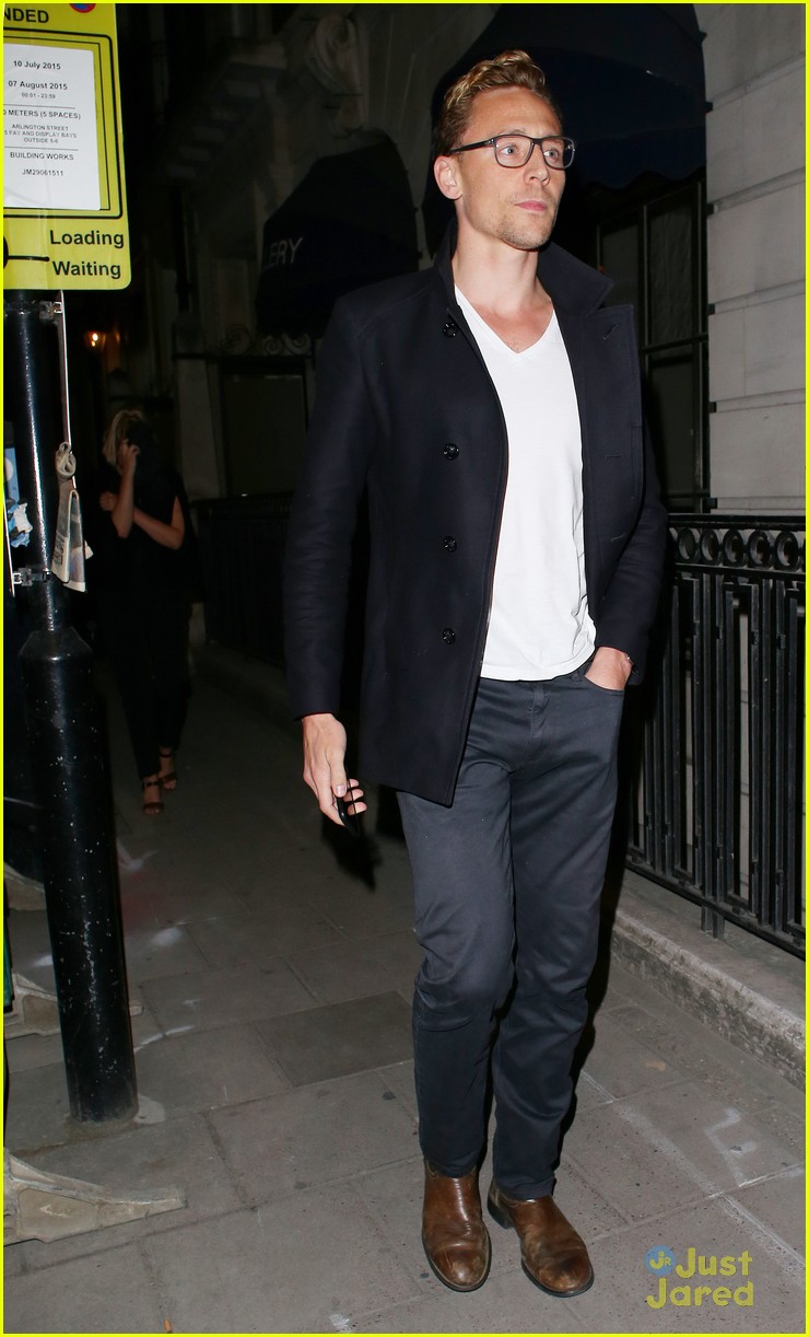 tom hiddleston elizabeth olsen step out on date night 08
