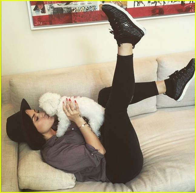 demi lovaot mourns the death of her dog buddy 07