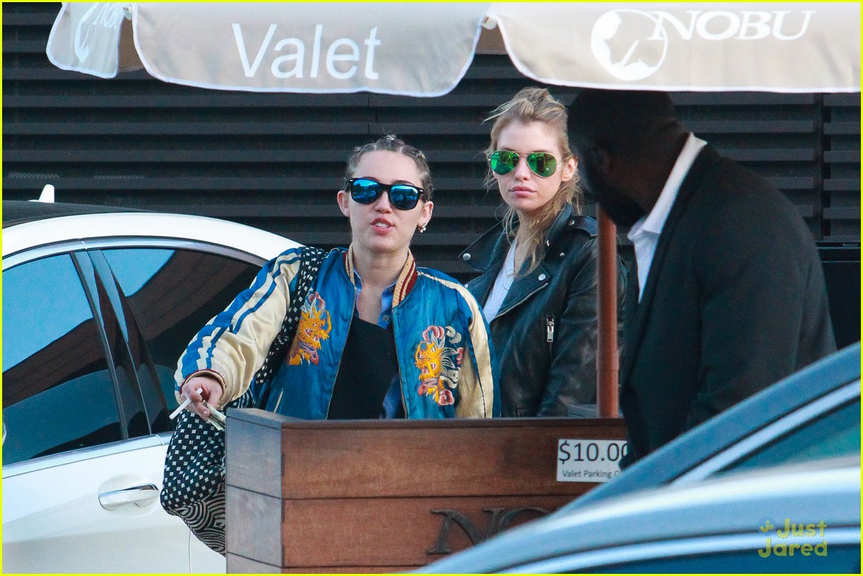 miley cyrus girlfriend stella maxwell hold hands at lunch 03