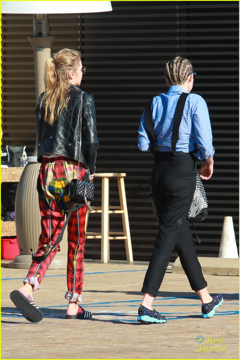 miley cyrus girlfriend stella maxwell hold hands at lunch 10