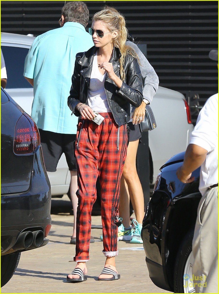 miley cyrus girlfriend stella maxwell hold hands at lunch 18