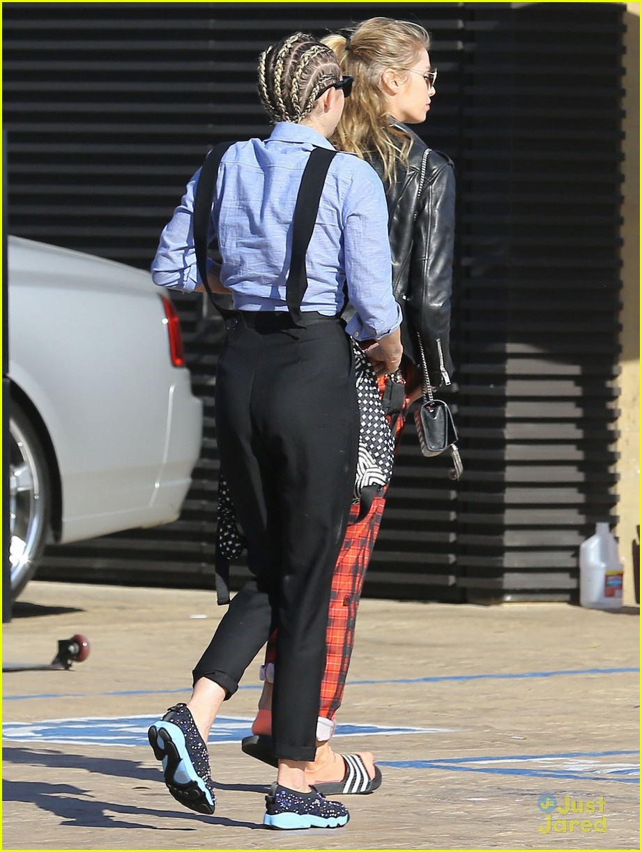 miley cyrus girlfriend stella maxwell hold hands at lunch 19