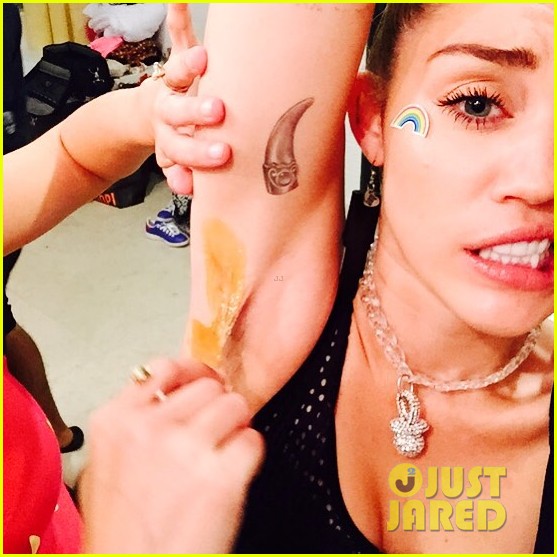 miley cyrus waxes off her armpit hair 02