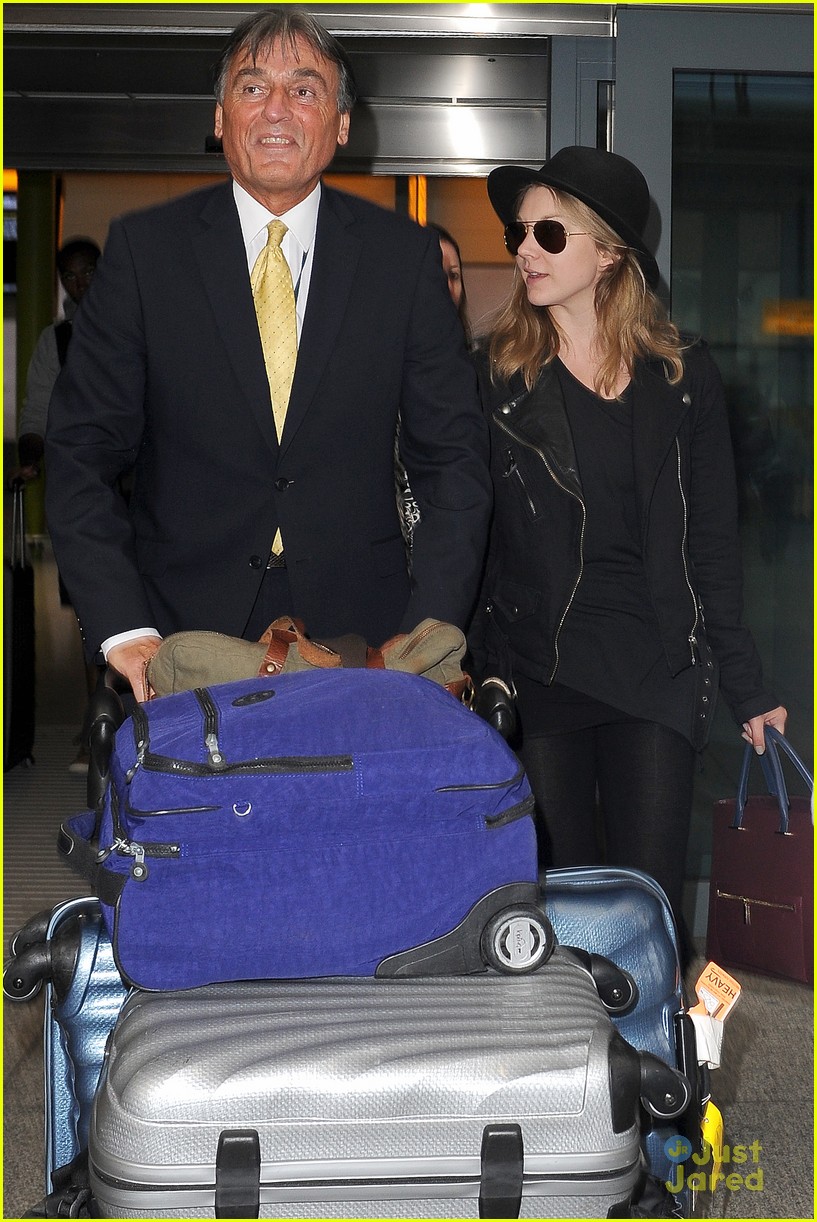 natalie dormer smiley airport arrival margery fate got 04