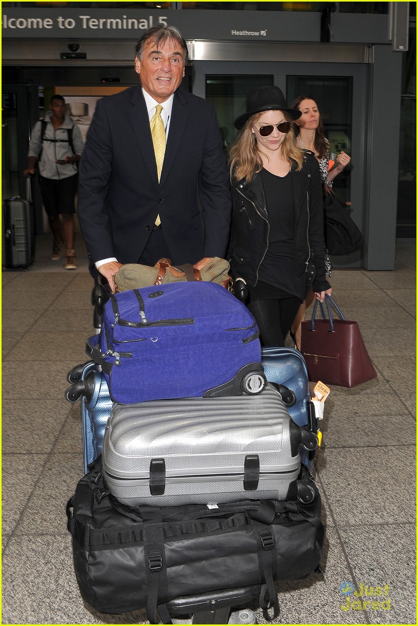 natalie dormer smiley airport arrival margery fate got 06