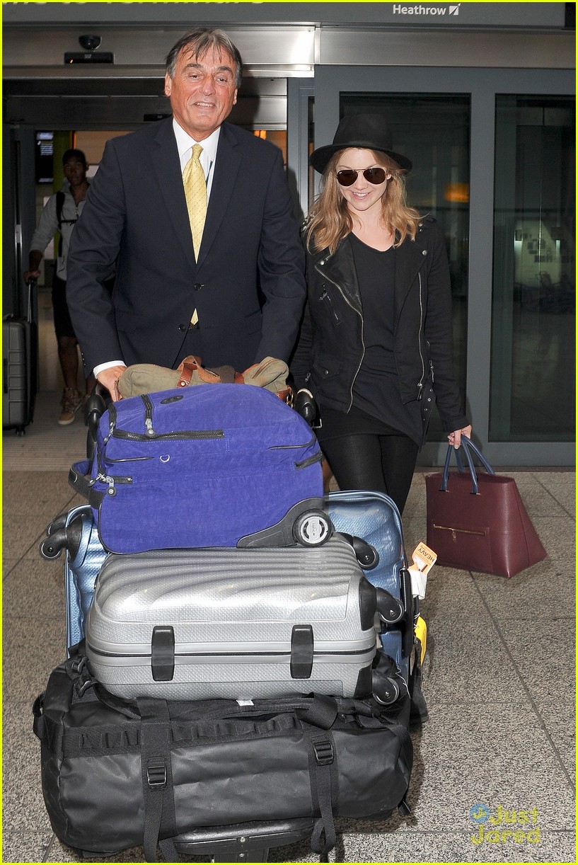 natalie dormer smiley airport arrival margery fate got 11