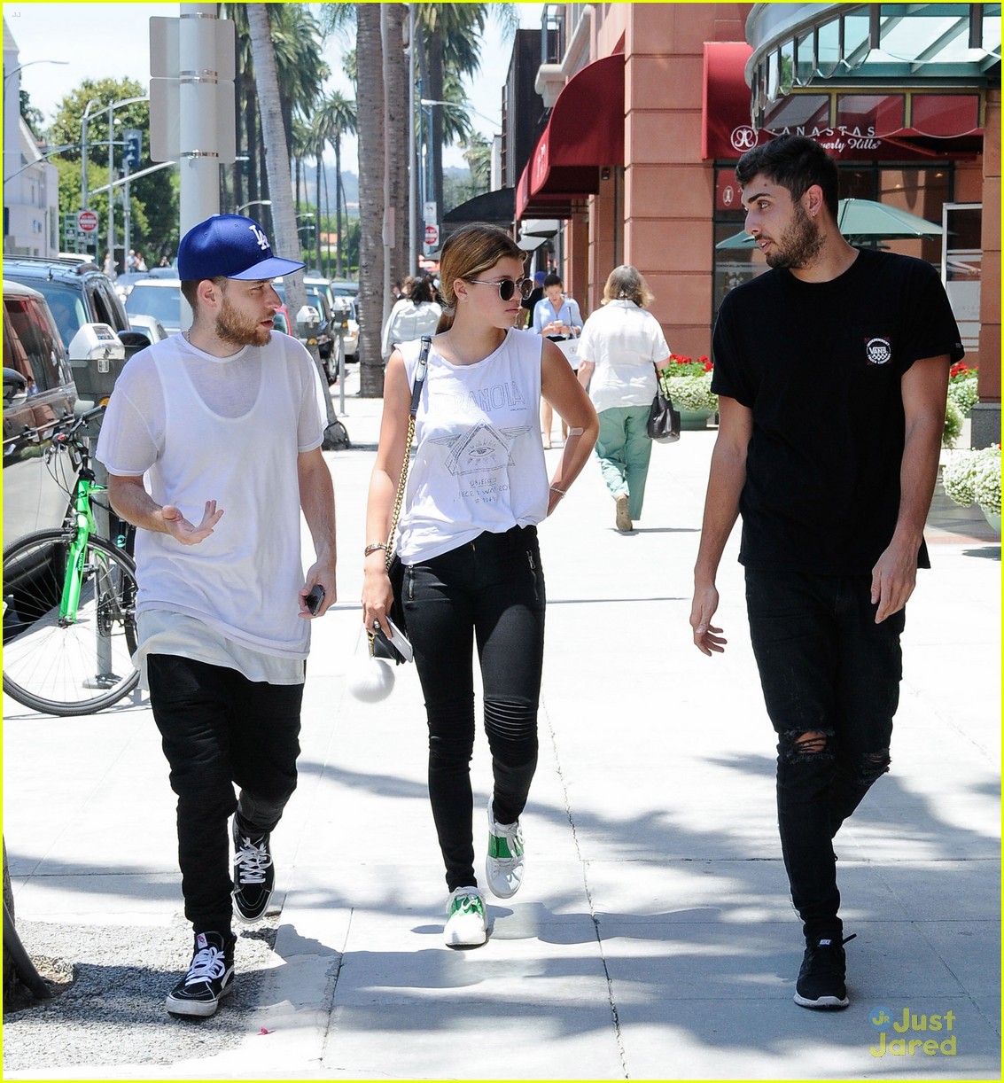 sofia richie two pals get froyo to go 02