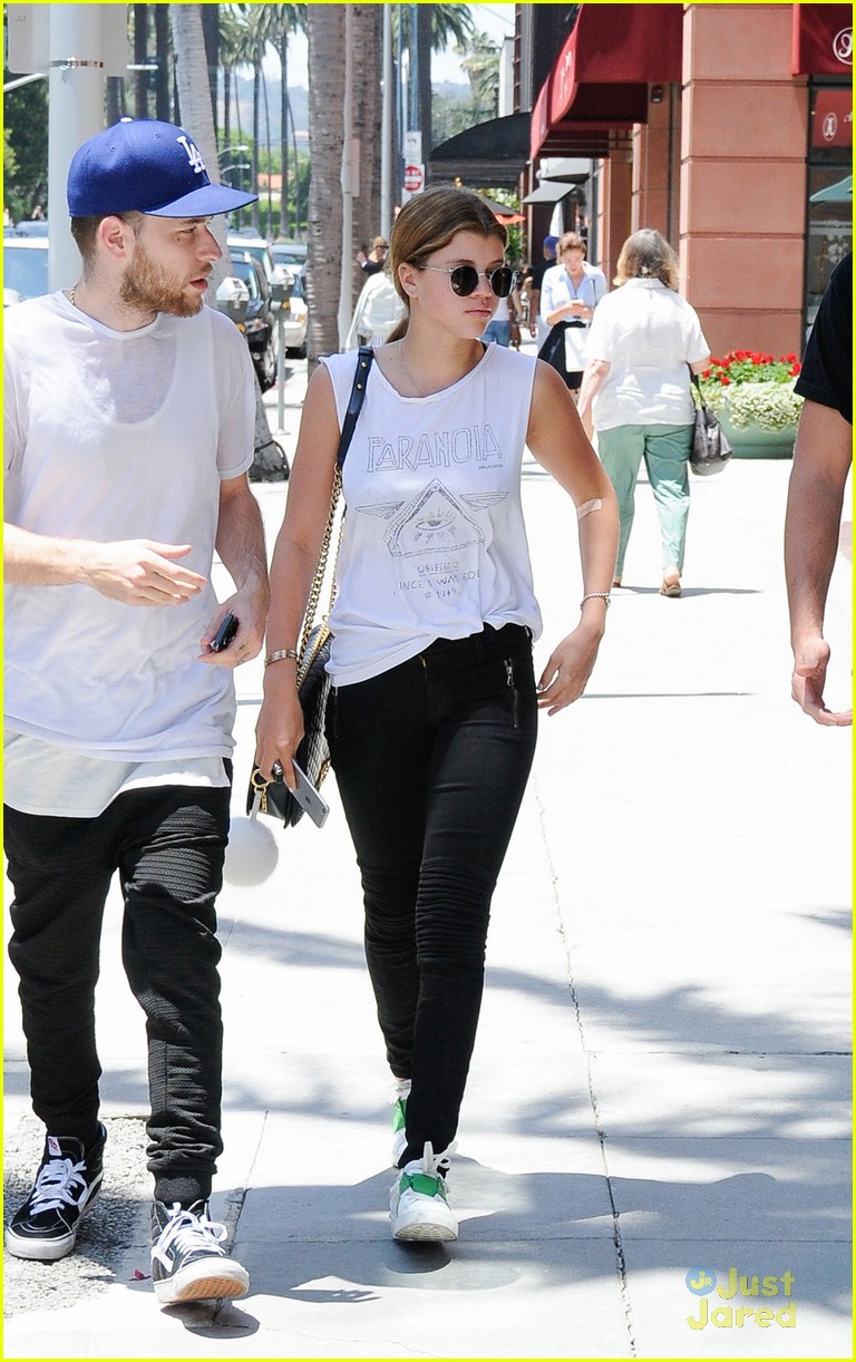 sofia richie two pals get froyo to go 05