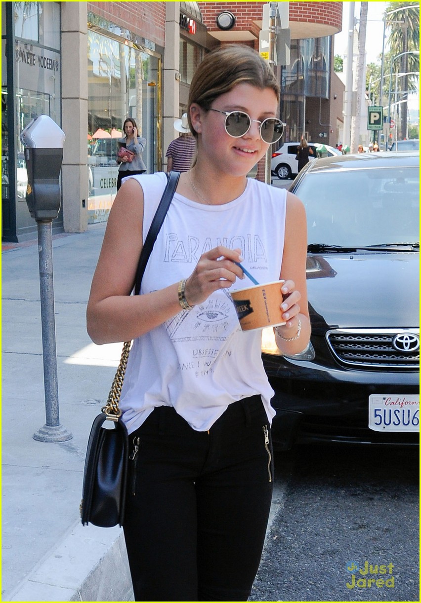 sofia richie two pals get froyo to go 06