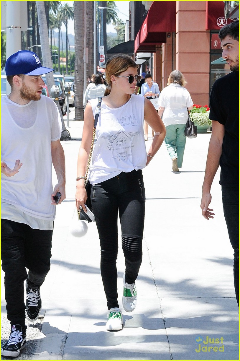 sofia richie two pals get froyo to go 09