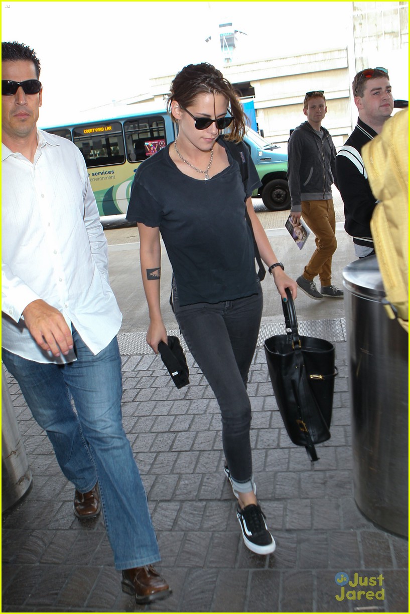 kristen stewart looks casual for lax departure before july 4th 01