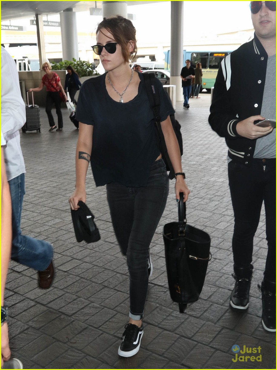 kristen stewart looks casual for lax departure before july 4th 05