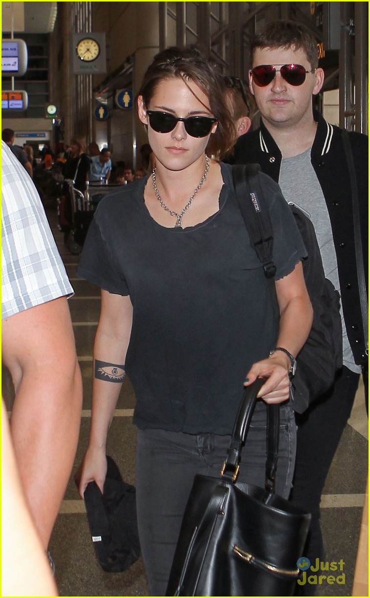 kristen stewart looks casual for lax departure before july 4th 06