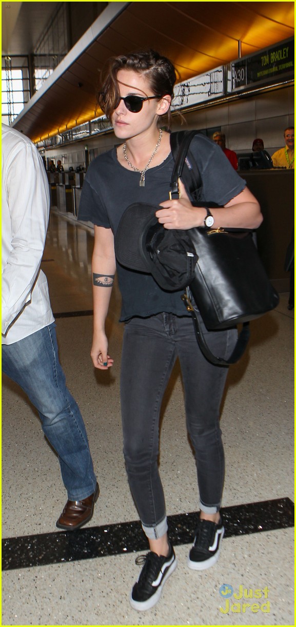 kristen stewart looks casual for lax departure before july 4th 10