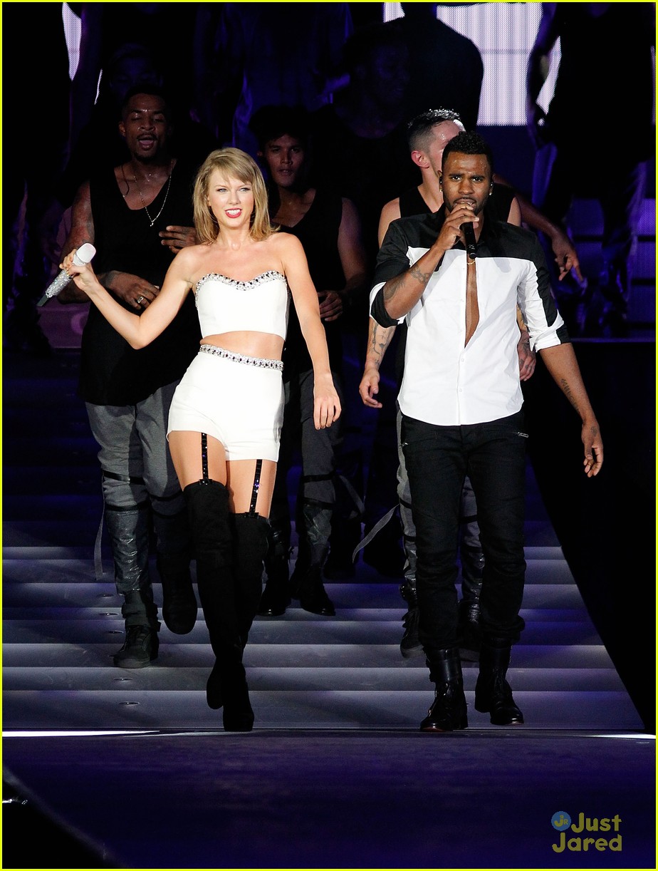 taylor swift sings with a shirtless jason derulo 03