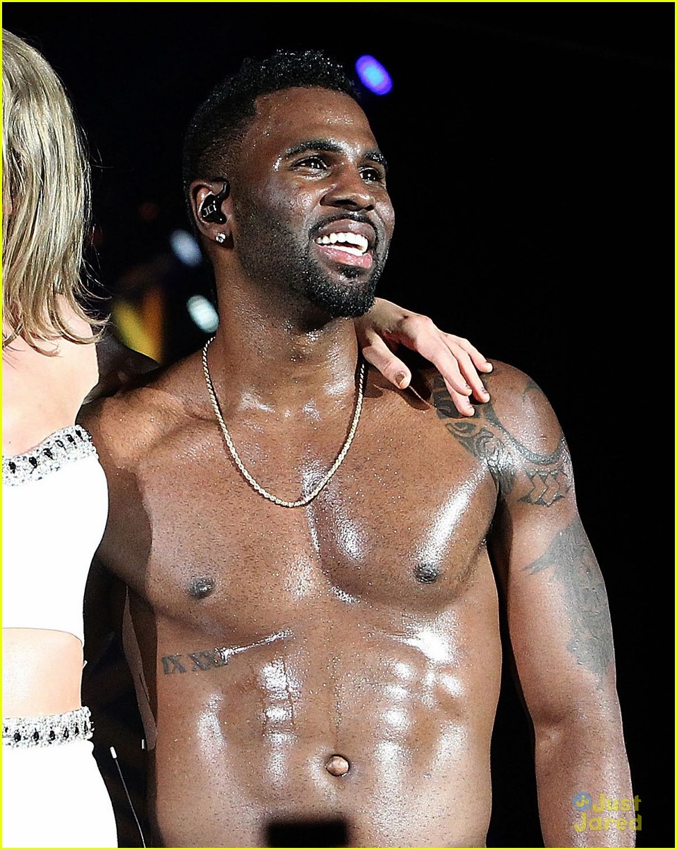 taylor swift sings with a shirtless jason derulo 04