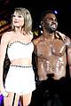 taylor swift sings with a shirtless jason derulo 01