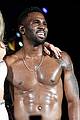taylor swift sings with a shirtless jason derulo 04