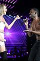 taylor swift sings with a shirtless jason derulo 05