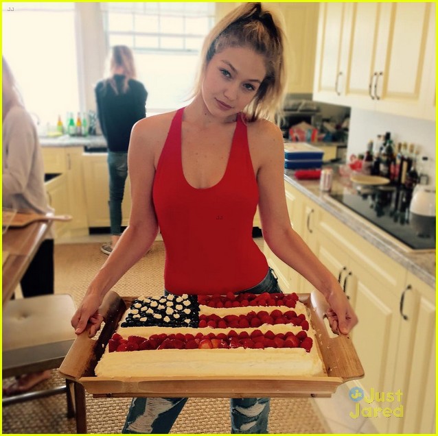 taylor swift hosts star studded fourth of july party 02