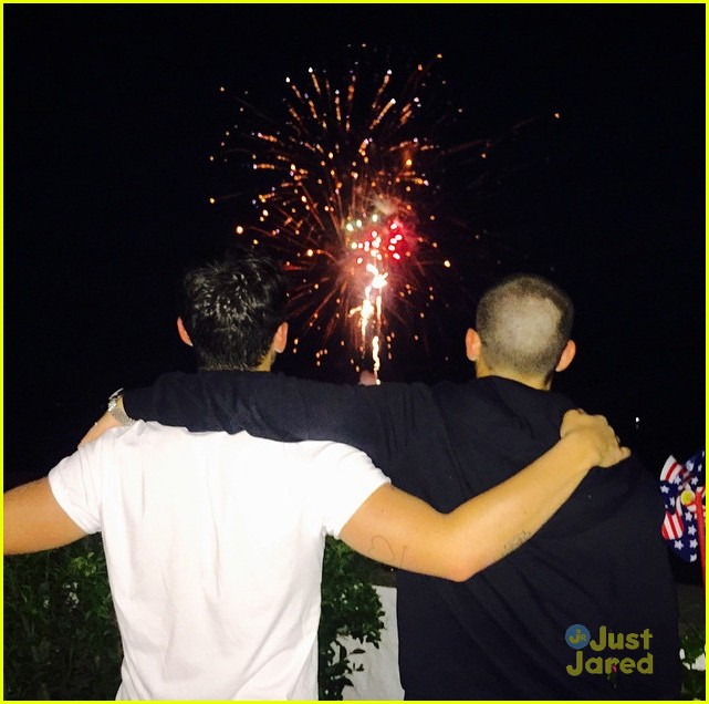 taylor swift hosts star studded fourth of july party 14