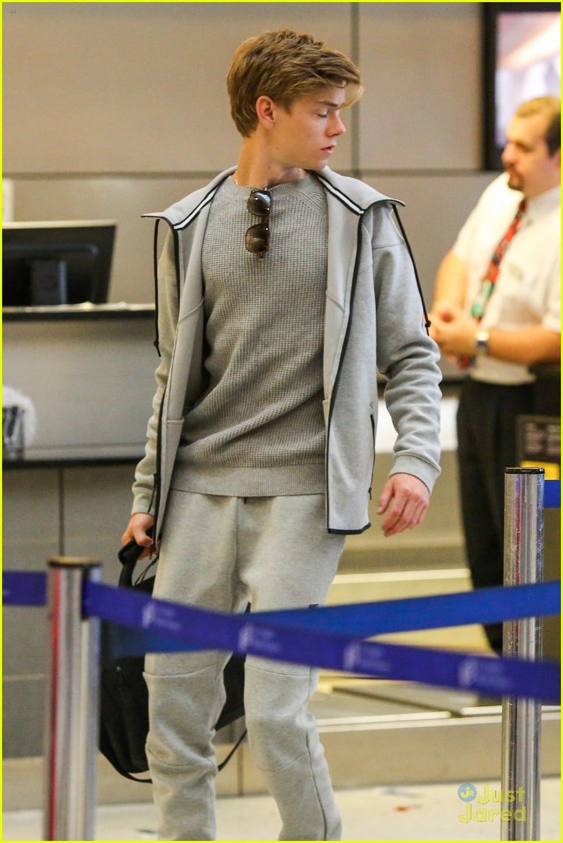 thomas brodie sangster imdb age story lax airport 12