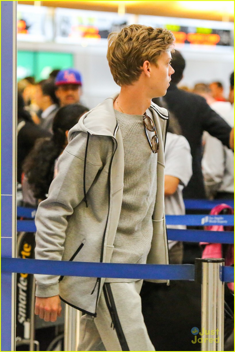 thomas brodie sangster imdb age story lax airport 17