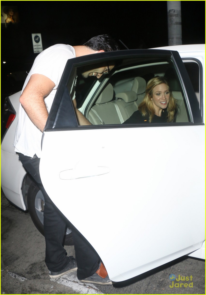 brittany snow tyler hoechlin pink taco date night 03
