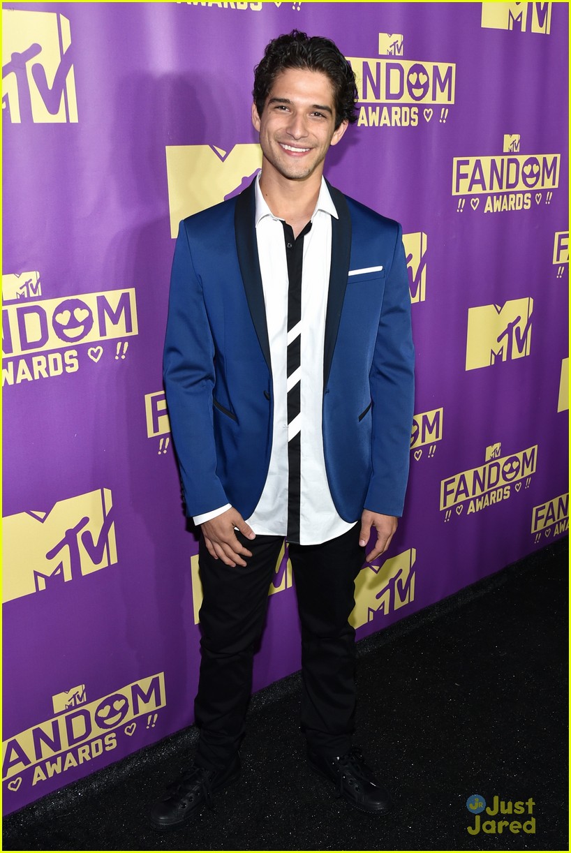 teen wolfs tyler posey strips down on stage at mtv fandom awards 03