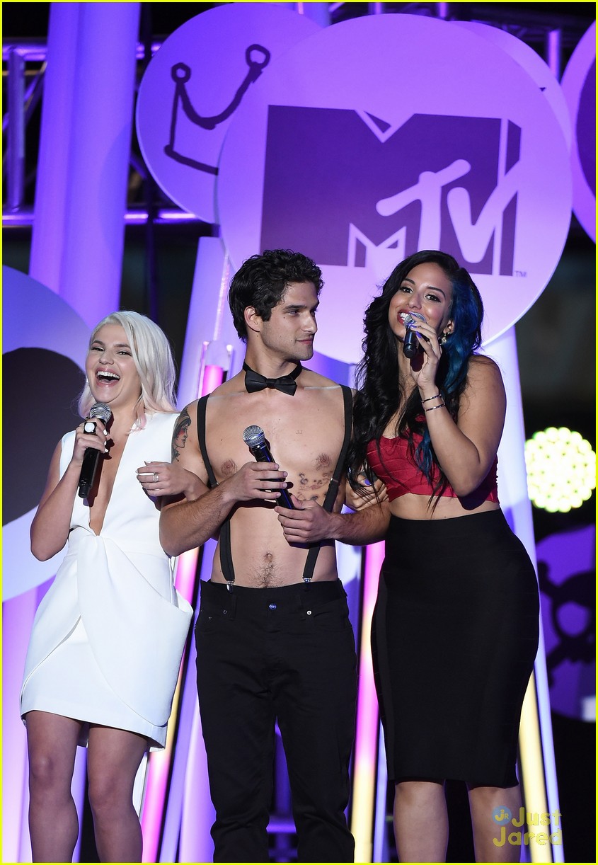 teen wolfs tyler posey strips down on stage at mtv fandom awards 26