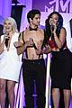 teen wolfs tyler posey strips down on stage at mtv fandom awards 25