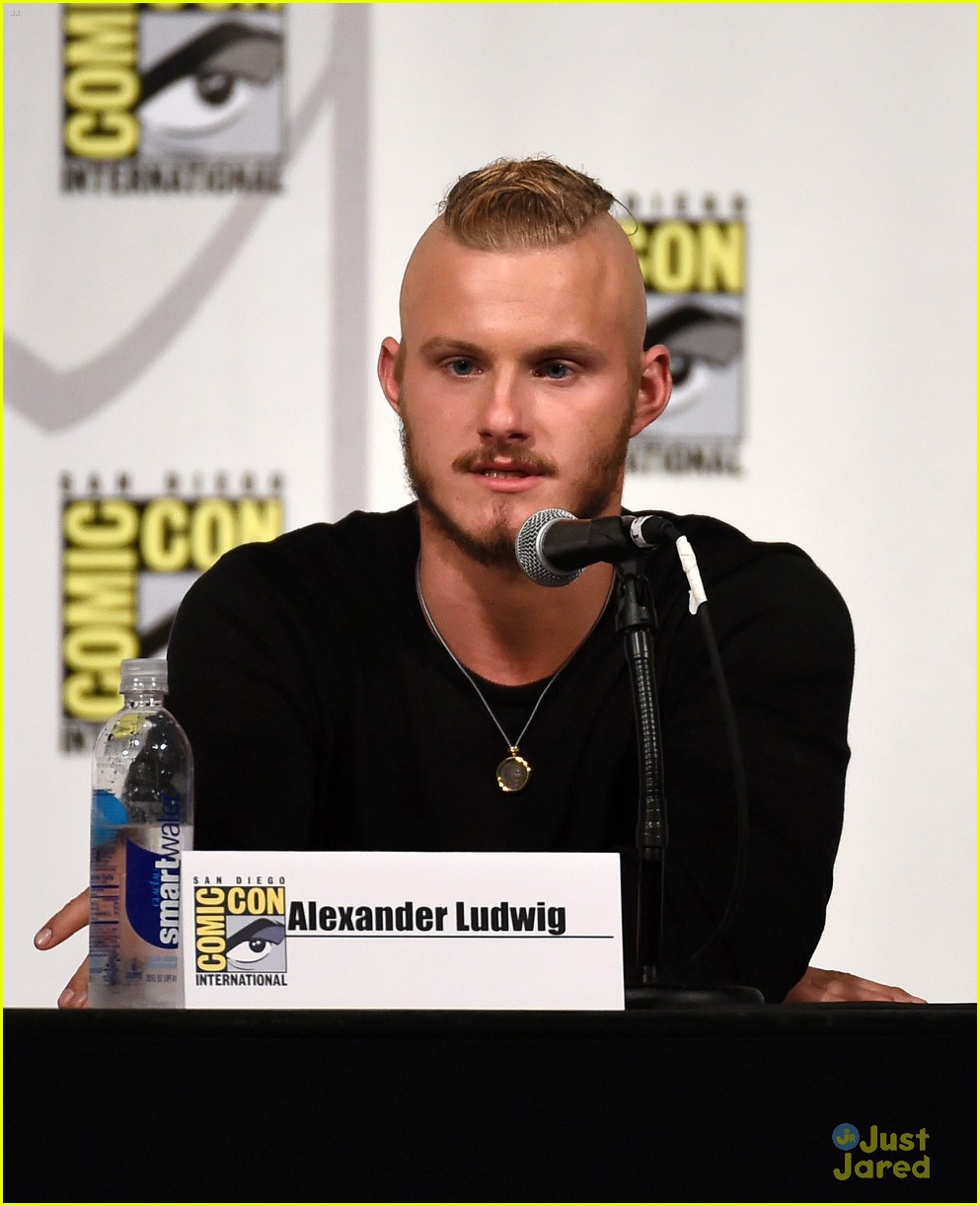 vikings cast steps out at comic con debuts new trailer 02