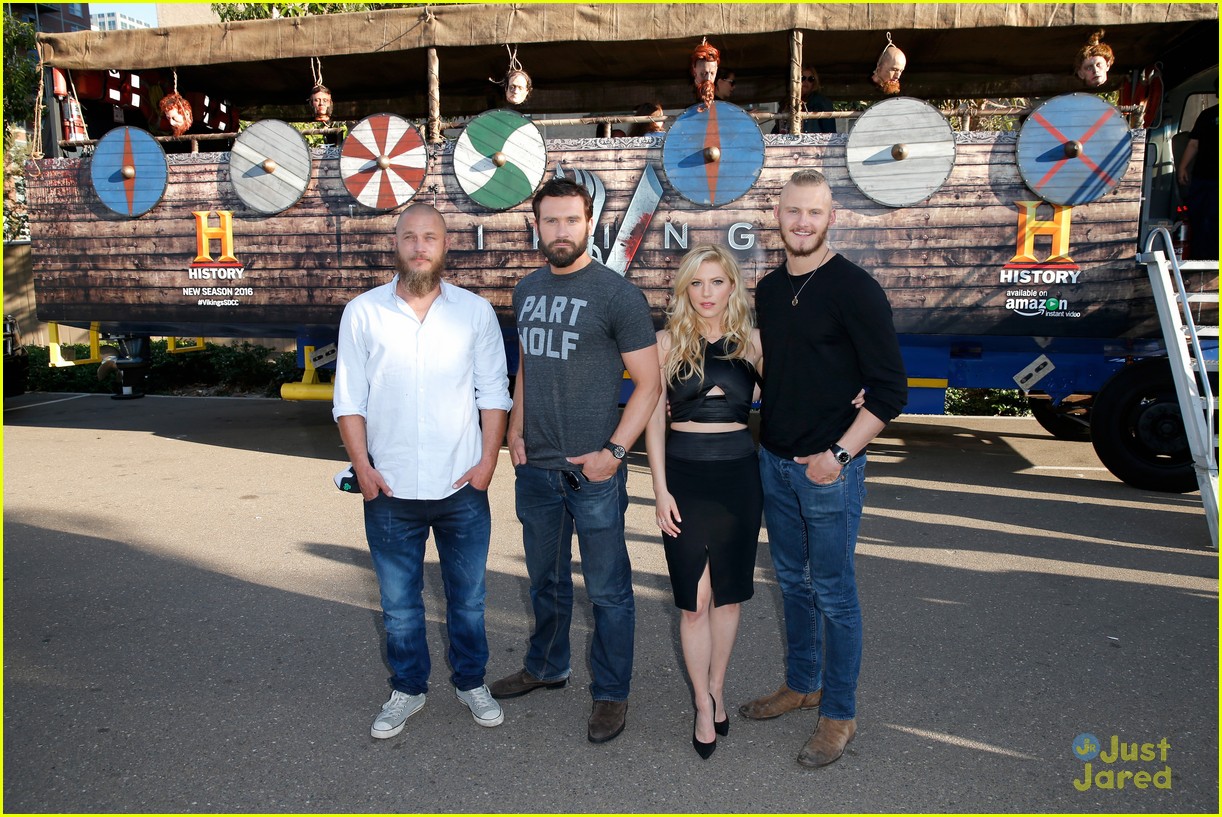 vikings cast steps out at comic con debuts new trailer 03