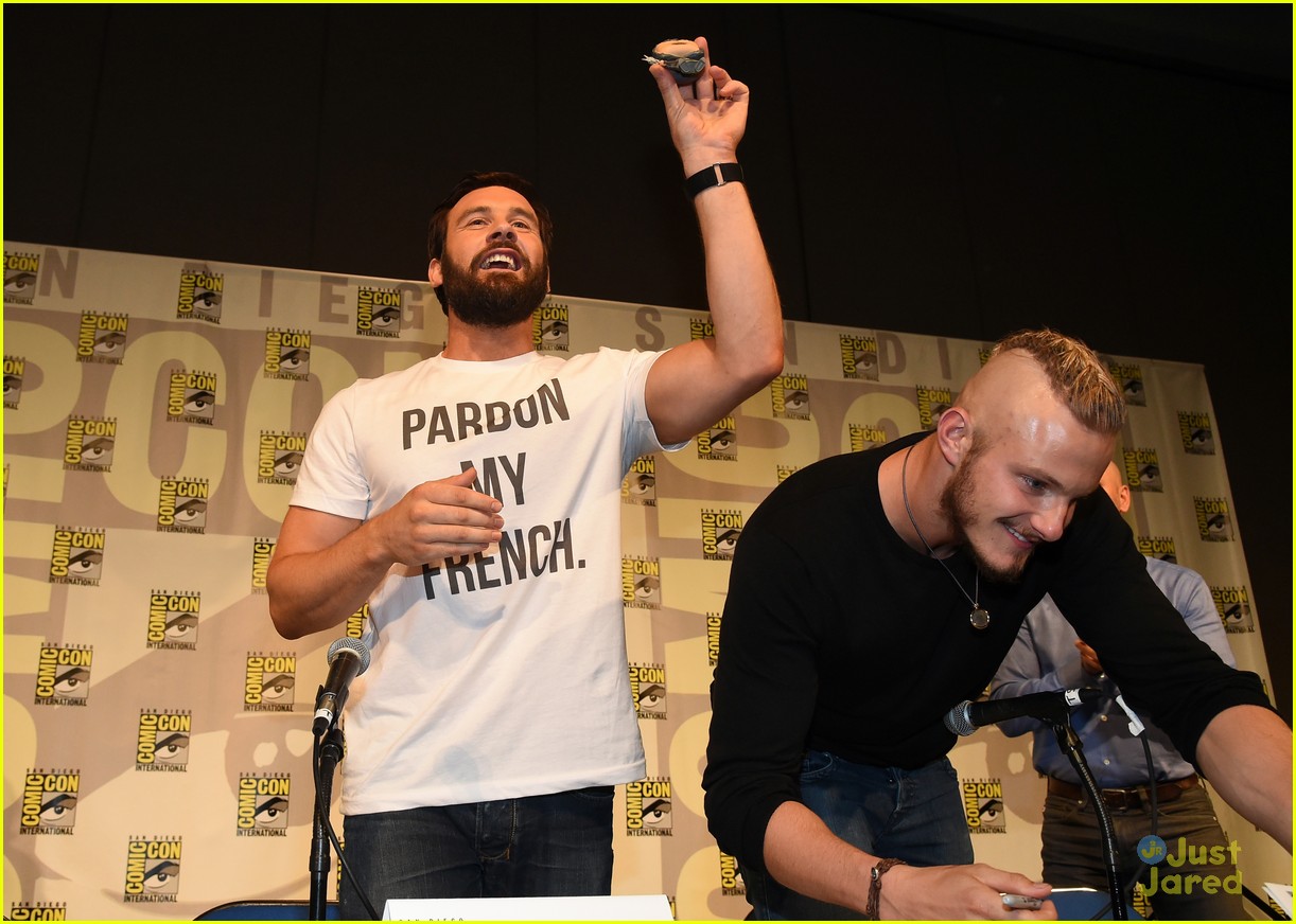 vikings cast steps out at comic con debuts new trailer 23