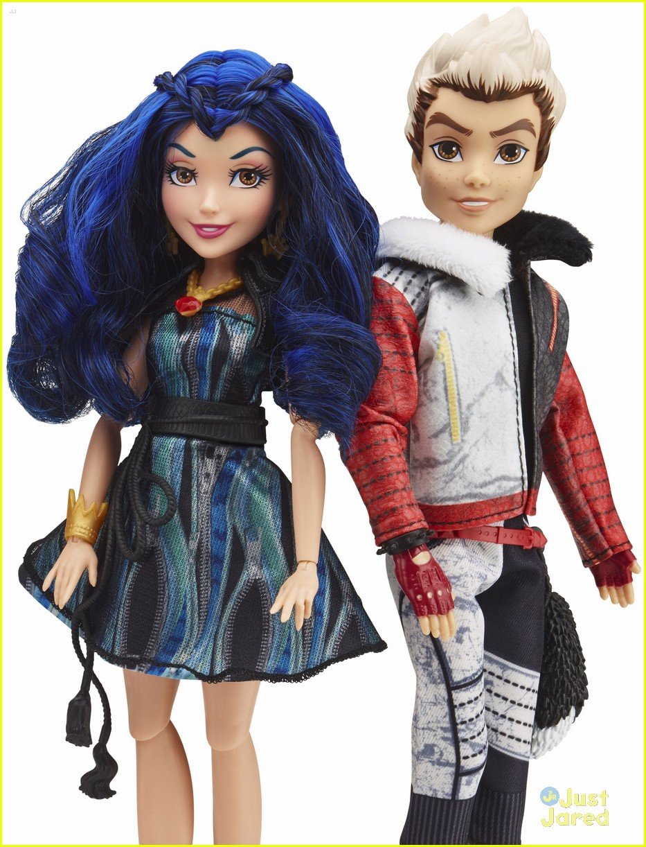 https://cdn01.justjaredjr.com/wp-content/uploads/2015/07/win-descendants/win-descendants-dolls-full-set-01.jpg