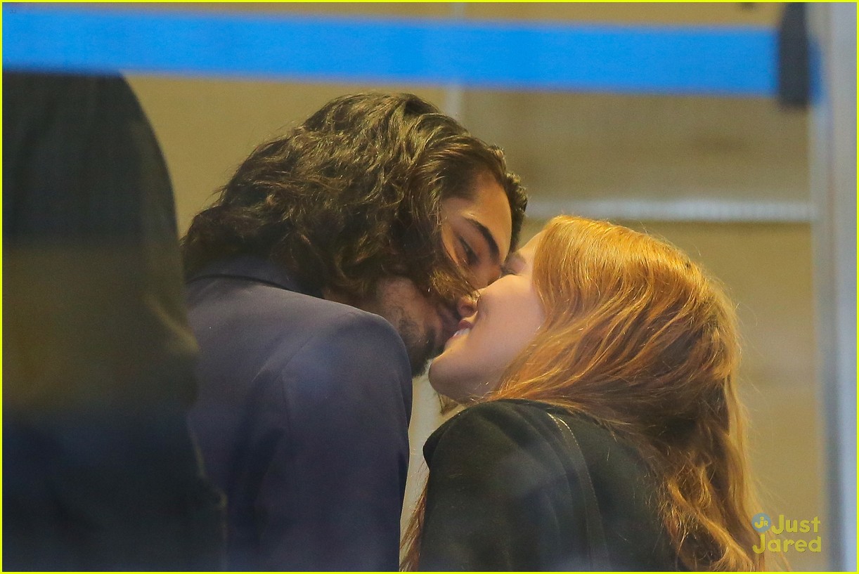 Avan Jogia Shares Cute Kiss With Zoey Deutch Ahead of Flight: Photo 839277  | Avan Jogia, Zoey Deutch Pictures | Just Jared Jr., image size:1222x817