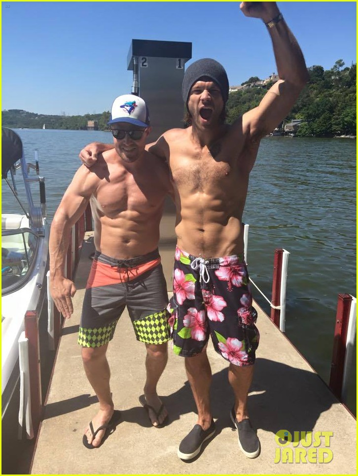 stephen amell jared padelecki show off their six packs 03