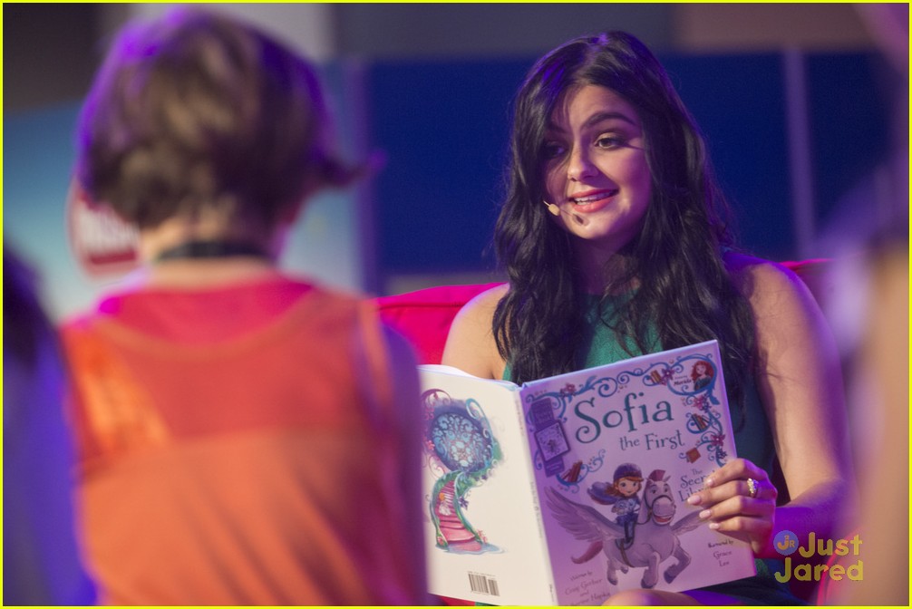 ariel winter sofia first live read d23 expo 03