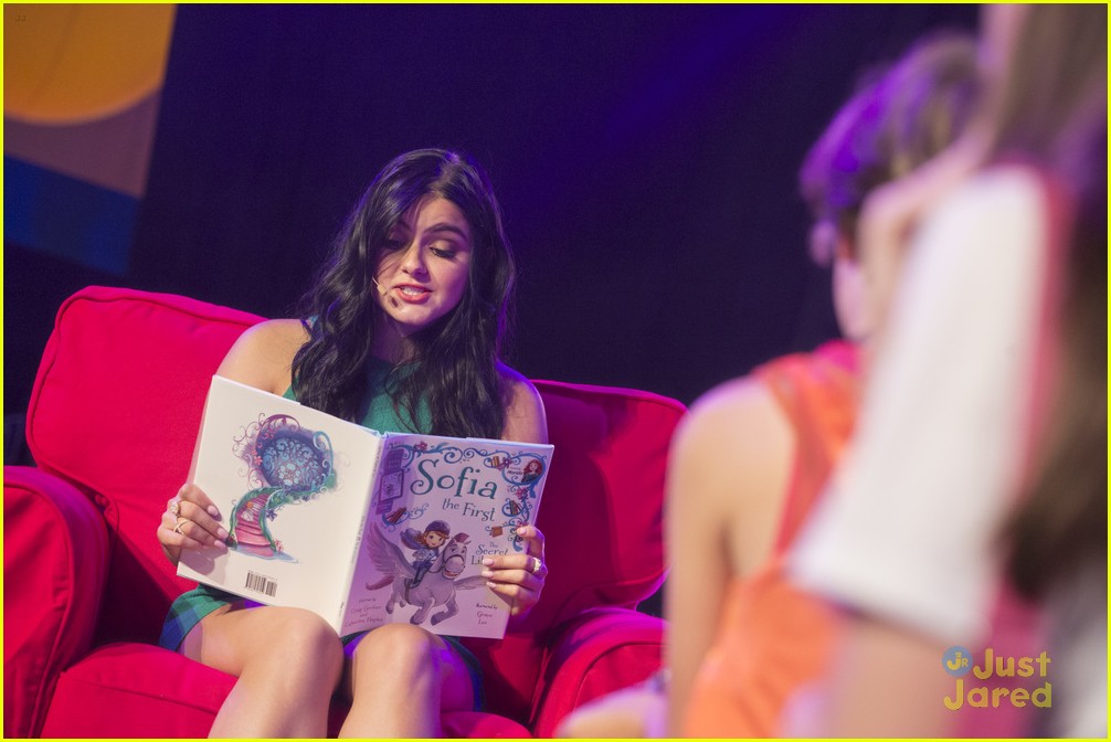 ariel winter sofia first live read d23 expo 07