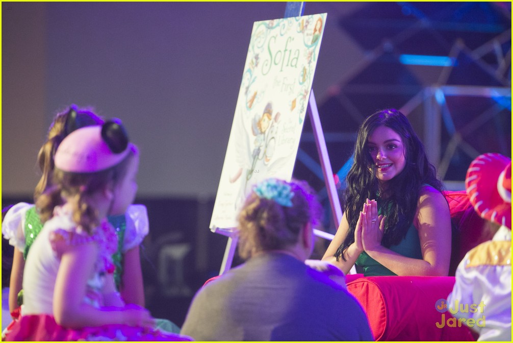 ariel winter sofia first live read d23 expo 10