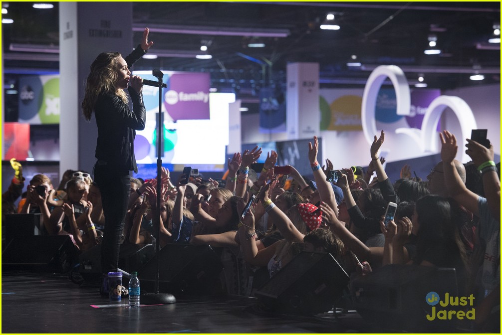 bea miller freaks out over teen choice win 13