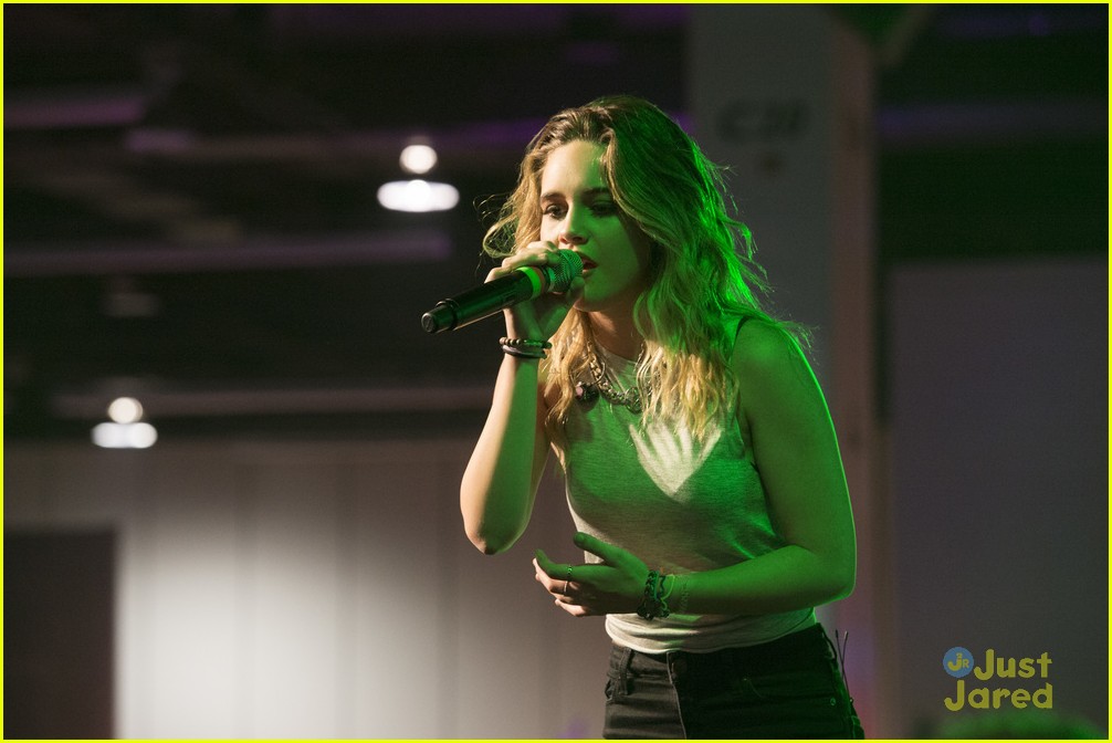 bea miller freaks out over teen choice win 18