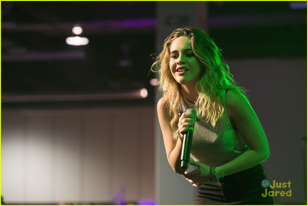 bea miller freaks out over teen choice win 19
