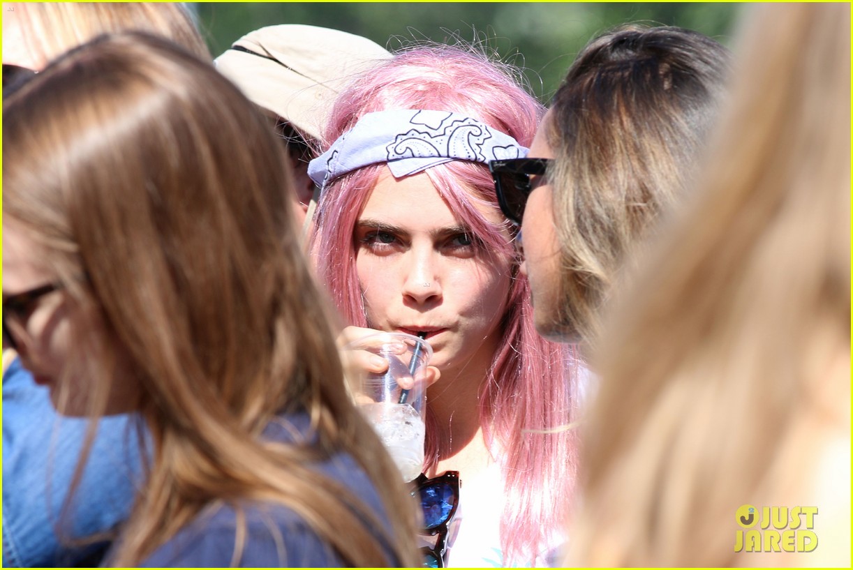 cara delevingne shows off new pink hairdo 02