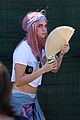 cara delevingne shows off new pink hairdo 01