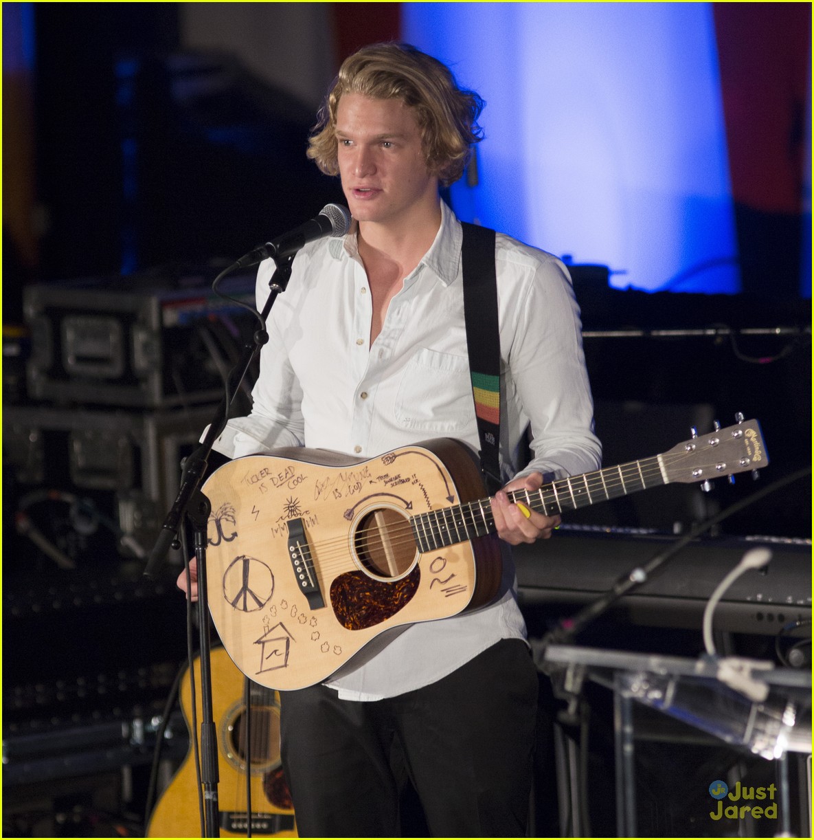 cody simpson hands over twitter acct humanitarian day 07